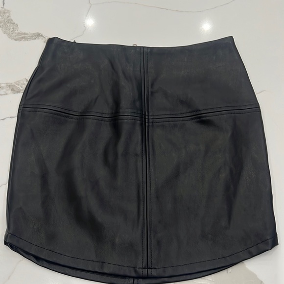 Lulu’s Faux leather mini skirt NWOT - Picture 1 of 3